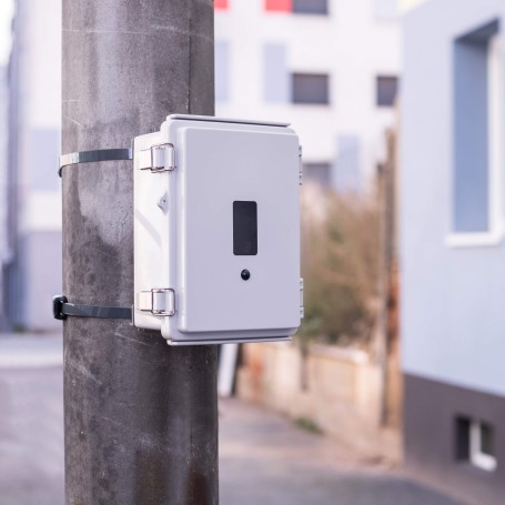 Câmera de vigilância 4G LTE na caixa de registro